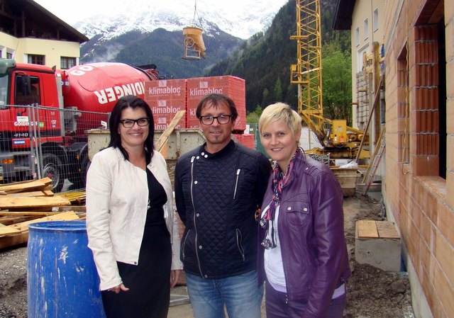 Baustellenbesuch in Strengen: NR Liesi Pfurtscheller, Vizebürgermeister Helmut Plankensteiner und GPO Manuela Seeberger (v. l.). | Foto: VP Landeck