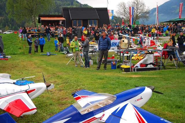 Viele Piloten und Zuschauer ließen sich den traditionellen Flugtag des MFC-Lienz trotz des unfreundlichen Wetters nicht entgehen. | Foto: Karl Dalpra