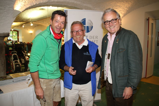 Charity-Golfturnier: Bezirksblätter-Geschäftsführer Michael Kretz, Golfclub-Präsident Hans Schinwald und Senatsvorstand Hans Harrer.