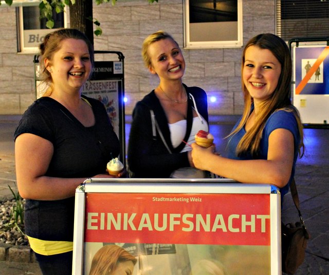 Begeisterte Einkaufsnacht- und Schnitzeljagdfans genossen die dargebotenen Schmankerl.