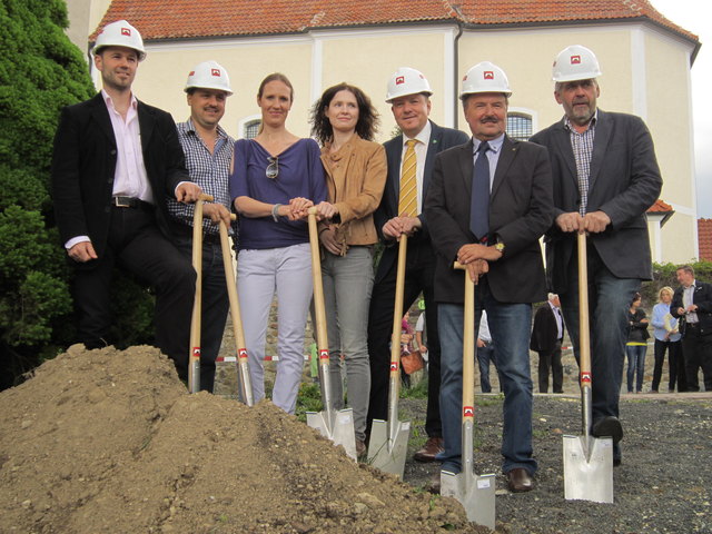 BM DI Alexander Beisteiner, Bauleiter Peter Handler, Baufirma Handler, Dr. Daniela Reychart, Dr. Nicole Klosterer, Bgm. Manfred Grundtner, NR Hans Rädler, Vbgm. Hubert Schwarz.