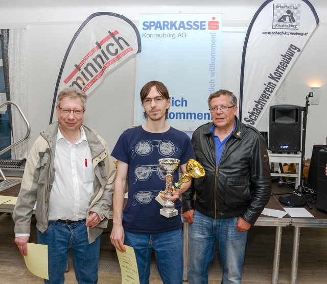 24. KOBURG OPEN - von links: Obmann des Schachvereins Korneuburg Kurt Broneder, Robin Sulzgruber vom Schachverein Korneuburg (3. Platz und bester Korneuburger) und Hauptschiedsrichter Christian Kindl | Foto: Roman Pertl - Schachverein Korneuburg