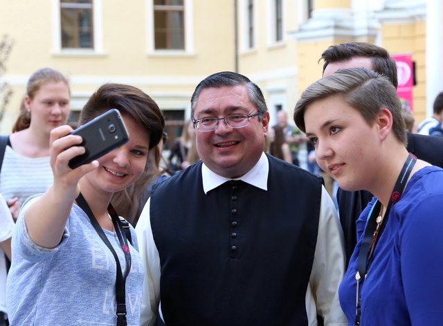 Um ein Selfie mit Pater Benedikt nahm die Jugend bei der SpiriNight jede Drängerei in Kauf. | Foto: Martin (Clemens) Höfler