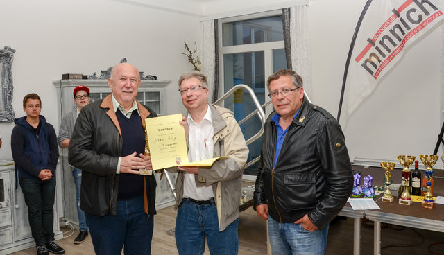 24. KOBURG OPEN - von links: Jovan Birg vom Schachverein Stockerau (Seniorenpreisgewinner), Obmann des Schachvereins Korneuburg Kurt Broneder und Hauptschiedsrichter Christian Kindl | Foto: Roman Pertl - Schachverein Korneuburg