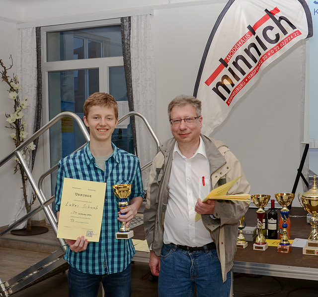 24. KOBURG OPEN - Lukas Schwab vom Schachclub Donaustadt (Jugendpreisgewinner) und der Obmann des Schachvereins Korneuburg Kurt Broneder | Foto: Roman Pertl - Schachverein Korneuburg