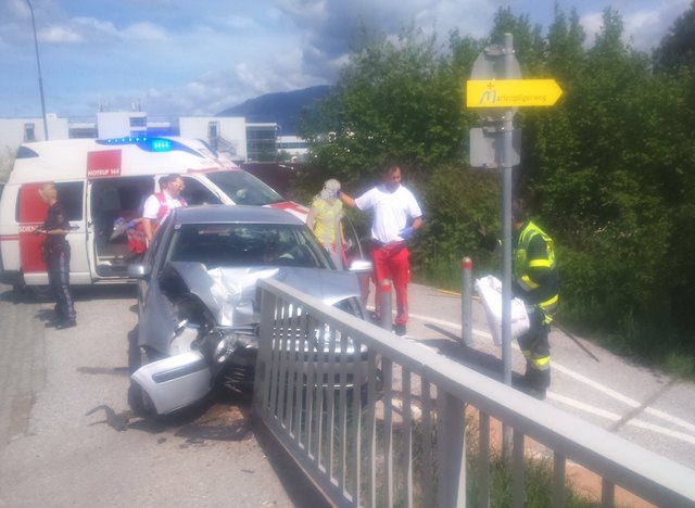 Der Unfall. Voll ins Brückengeländer – und zum Glück nicht auf den Gailradweg. | Foto: HFW Villach