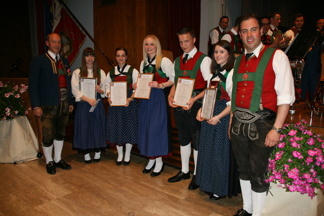 Beim traditionellen „Hansen“ wurden drei Jungmusikanten in die Kapelle aufgenommen, ebenso wurden fünf Jungmusikanten für Leistungsabzeichen geehrt