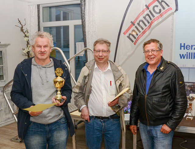 24. KOBURG OPEN - von links: Drago Stanivukovic vom Schachverein Stockerau (Sieger der Kategorie unter 1900 ELO der Weinviertler Schnellschachmeisterschaft), Obmann des Schachvereins Korneuburg Kurt Broneder und Hauptschiedsrichter Christian Kindl | Foto: Roman Pertl - Schachverein Korneuburg