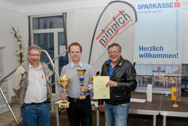 24. KOBURG OPEN - von links: Obmann des Schachvereins Kurt Broneder, Turniersieger Harald Grötz vom Schachverein Stockerau (gewinnt den Wanderpokal sowie den den Pokal für den Turniersieg des Korneuburg OPEN und den ersten Preis der Weinviertler Schnellschachmeisterschaft) und der Hauptschiedsrichter Christian Kindl | Foto: Roman Pertl - Schachverein Korneuburg