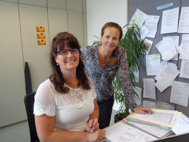 Die Pflegeberaterinnen Barbara Huber und Sylvie Kirchmayr unterstützen und informieren bei allen Fragen rund um die Pflege. | Foto: Privat