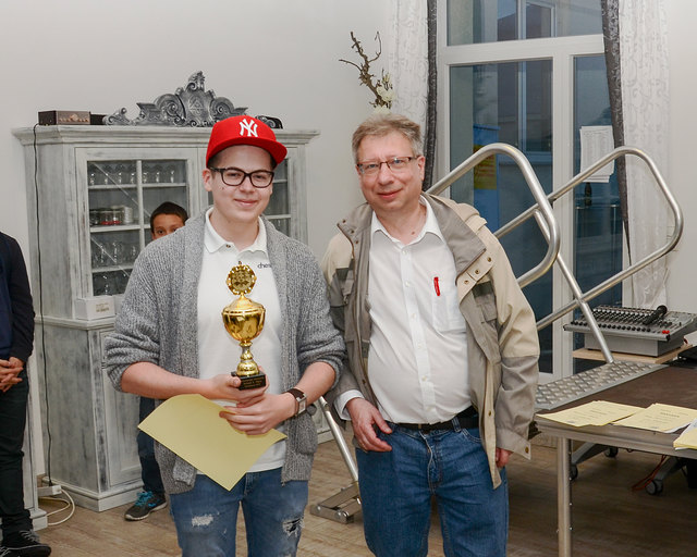24. KOBURG OPEN - Nico Turetschek vom Schachclub Union Altlichtenwarth (Sieger der Kategorie unter 1600 ELO der Weinviertler Schnellschachmeisterschaft) und der Obmann des Schachvereins Korneuburg Kurt Broneder | Foto: Roman Pertl- Schachverein Korneuburg