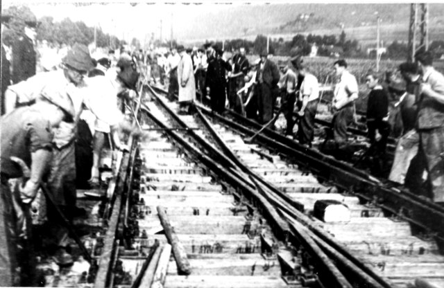 Mit Hilfe von Kriegsgefangenen und Zwangsarbeitern wurden die zerstörten Bahnlinien innerhalb von Stunden wieder befahrbar gemacht. | Foto: Dorfarchiv Thaur