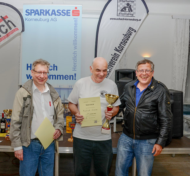 24. KOBURG OPEN - von links: Obmann des Schachvereins Korneuburg Kurt Broneder, Frantizek Vrana vom Schachverein Mistelbach (2. Platz) und Hauptschiedsrichter Christian Kindl | Foto: Roman Pertl - Schachverein Korneuburg