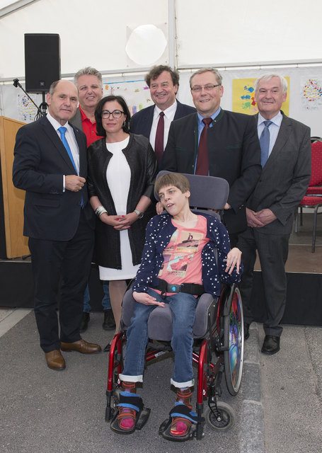 LH-Stv. Mag. Wolfgang Sobotka, NÖGKK-Obmann Gerhard Hutter, Prim. Dr. Sonja Gobara ärztliche Leiterin Amb. Sonnenschein, Vize-Bürgermeister Ing. Franz Gunacker, Direktor Amb. Sonnenschein Robert Holovsky mit seiner Tochter Katharina, Obmann Amb. Sonnenschein HR Dr. Ernst Tatzer | Foto: NLK Burchhart