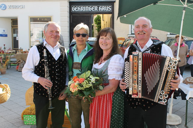 Franz Schaupp, Bürgermeisterin Christine Dünwald, Resi Kirchleitner und Bert Mayr.