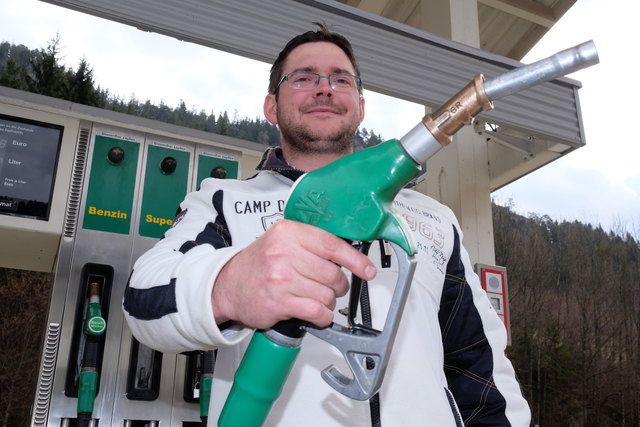 Schwarzaus Vizebürgermeister Martin Rauckenberger verkauft pro Tag knapp 1.000 Liter Sprit.