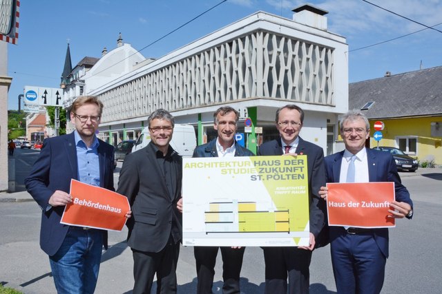 Magistratsdirektor Mag. Thomas Dewina, FH-Professor DI Hannes Raffaseder, Hauseigentümer Mag. Martin Bosch, Bürgermeister Mag. Matthias Stadler und Sparkasse-Vorstand Mag. Helge Haslinger, MBA, präsentierten am 8. Mai 2015 den Investitions- und Innovationsschub für den St. Pöltner  Rathausbezirk. | Foto: Josef Vorlaufer