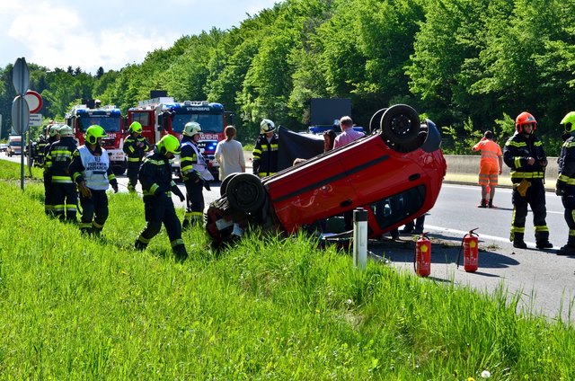 Die Feuerwehrleute von Mooskirchen und Steinberg bargen das Fahrzeug. | Foto: FF Mooskirchen