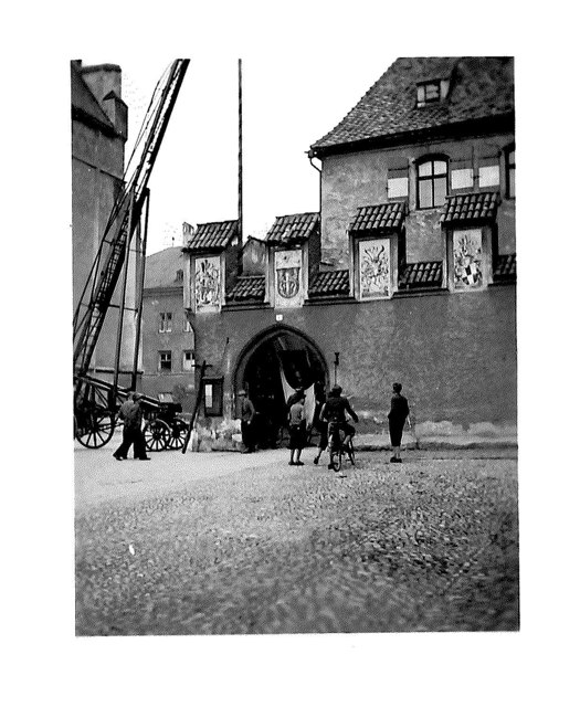 Am Haller Rathaus wurde am 4. Mai 1945 die Hakenkreuzfahne durch die Stadtfahne ersetzt. | Foto: Stadtarchiv Hall