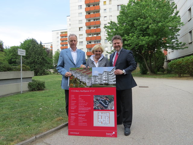 Wilhelm Haberzettl (Bauträger BWS), Bezirksvorsteherin Eva-Maria Hatzl und Wohnbaustadtrat Michael Ludwig präsentieren die Sanierungsmaßnahmen in der Hauffgasse und das EU-Projekt „Smarter Together“.