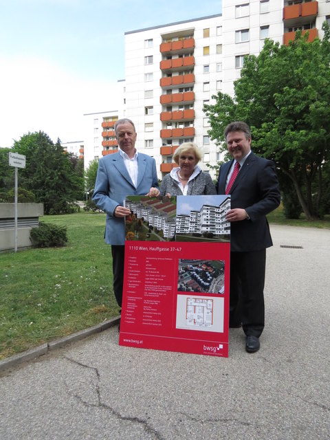 Wilhelm Haberzettl (Bauträger BWS), Bezirksvorsteherin Eva-Maria Hatzl und Wohnbaustadtrat Michael Ludwig präsentieren die Sanierungsmaßnahmen in der Hauffgasse und das EU-Projekt „Smarter Together“.