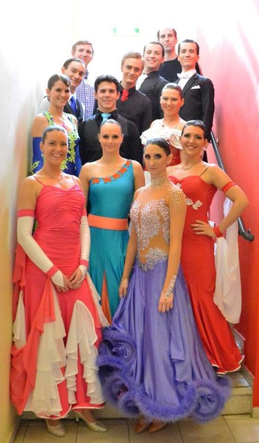 Dieses Bild wurde zwar nicht in Seiersberg aufgenommen, zeigt aber einige Akteure der steirischen LM.  Jacqui (Blaues Kleid mit grünen Blumen) mit Klemens (dahinter mit blauer Krawatte ), Jenny (hellblaues Kleid mit orangem Gürtel) und Olli (dahinter mit hellblauer Krawatte), Patricia (lila Kleid) und Meinrad (hinten rechts mit Frack und weißer Fliege) , Antonia (dritte Reihe im weiß-roten Kleid neben Olli) und Lukas (rote Krawatte) . | Foto: Apollo21