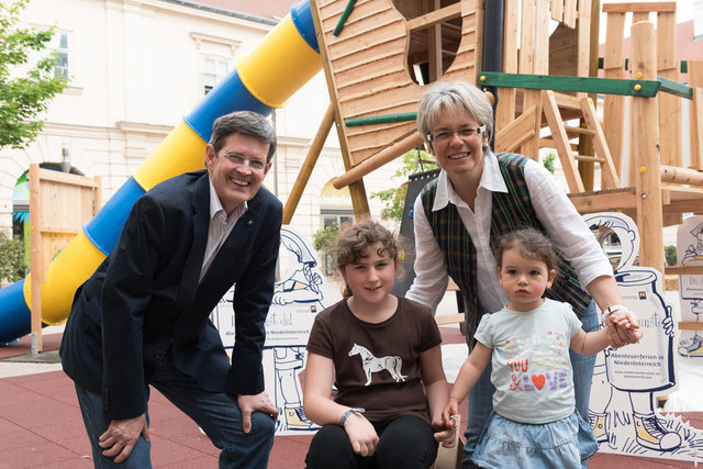 Christoph Madl (Geschäftsführer der Niederösterreich-Werbung), Emma, Tourismuslandesrätin Petra Bohuslav und Alva vor dem NÖ-Baumhaus im Wiener Museumsquartier. | Foto: Niederösterreich-Werbung/Betti Plach