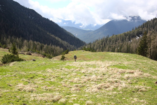 Kurz vor der Alm mit herrlichen Blick zum Simmering rechts in den Wolken und  ins Tal.
