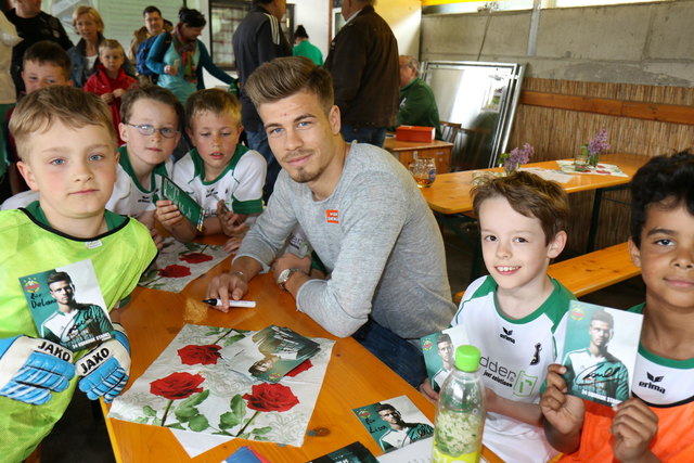 Bei Rapid-Stürmer Dominik Starkl durften sich die Jung-Kicker ein Autogramm holen.