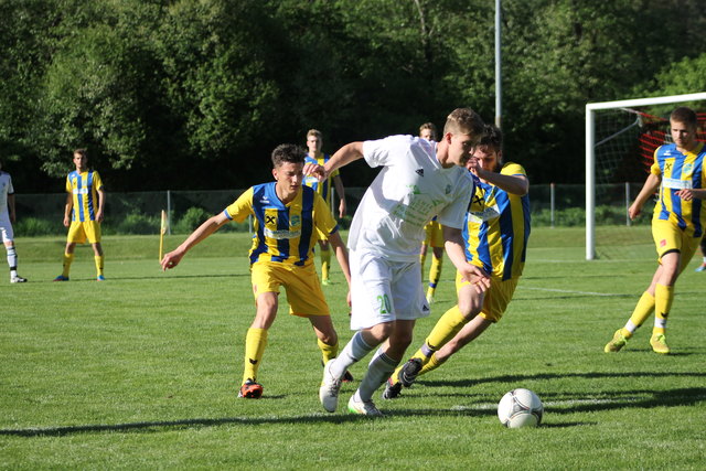 Die FG Ulmerhütte Schönwies/Mils (weißes Dress) spielt weiter groß auf und fertigte Inzing mit 5:0 ab.