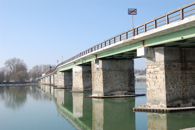 Eine Passantin brachte die syrische Familie über die Innbrücke nach Schärding | Foto: David Ebner