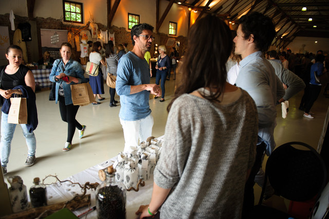 Großer Andrang herrschte von Freitag bis Sonntag beim Feschmarkt in der "Seifenfabrik". | Foto: Arlene Joobes