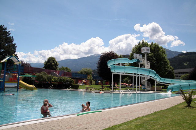 Bei solchen Temperaturen verschafft man sich am besten im Schwimmbad eine Abkühlung. | Foto: Mike Maass