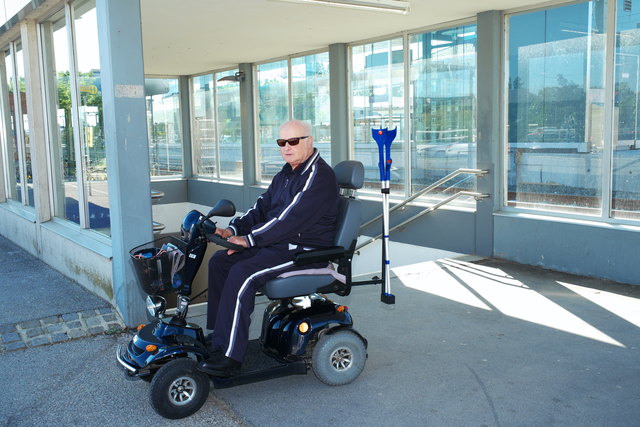 Kein Aufzug: Für den Rollstuhlfahrer geht es von der Blätterstraße nicht zum Bahnhof.