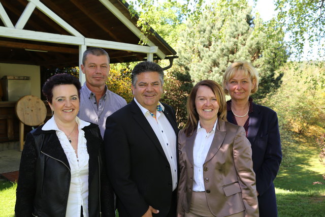 Wirtschaftsbund-Ortsgruppe Semriach mit Michael Hohl (Mitte), v.l.n.r.: Sylvia Loidolt, Roman Seebacher, Maria Möstl, Andrea Gecmen-Waldek | Foto: WB
