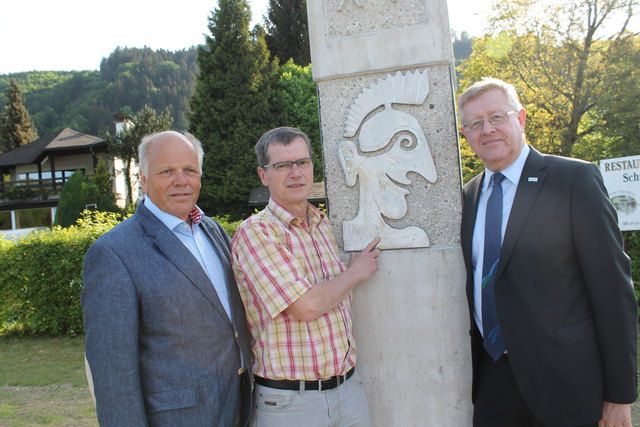 Bei der Eröffnung am 11. Mai: Baumeister Herbert Pichler, Bürgermeister Manfred Michlmayr und Friedrich Bernhofer, Vorsitzender der Werbegemeinschaft Donau OÖ