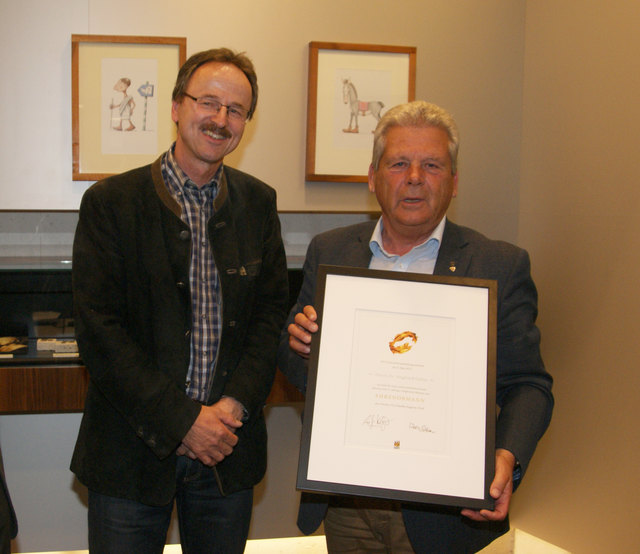 Zum Ehrenobmann ernannt: Der nue VCA Tirol Obmann Dr. Walter Stefan (li.) überreichte Siegfried Gohm die Urkunde.