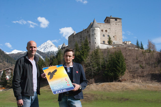 „Mit der 3-Länder Summercard Gold Bike haben wir ein schlüssiges Gesamtkonzept für alle Biker“, sind sich Uli Stampfer (Geschäftsführer Ferienregion Reschenpass) und Manuel Baldauf (Geschäftsführer Nauders Tourismus) einig. | Foto: Nauders Tourismus