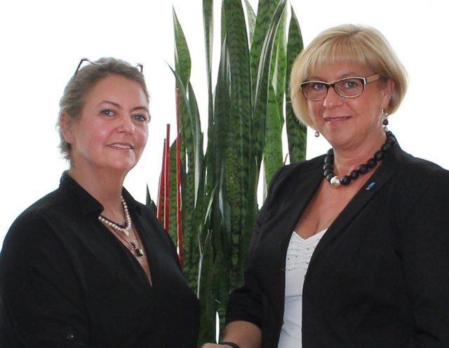Sabine Hauger, Stadtmarketing, mit Amstettens Bürgermeisterin Ursula Puchebner. | Foto: Gemeinde