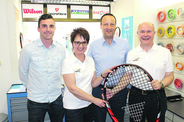 Auch Vertreter der Firma Tecnifibre Connective Sports gratulierten der Familie Moitzi. | Foto: Foto: Brunner