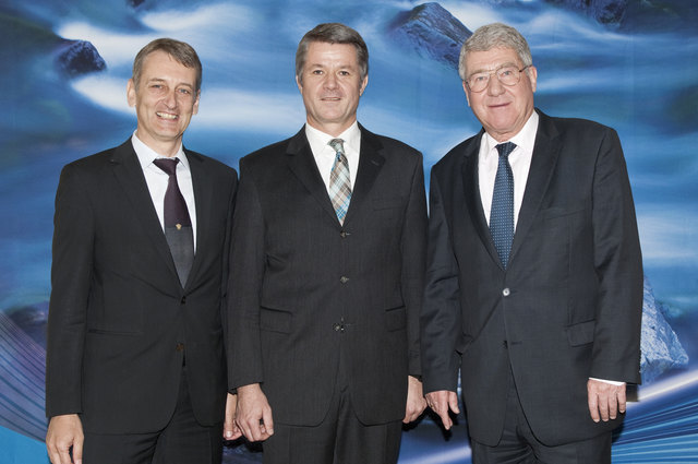 TINETZ-Aufsichtsratsvorsitzender Bruno Wallnöfer (re.) präsentierte gemeinsam mit dem stellvertretenden TINETZ-Aufsichtsratsvorsitzenden Erich Entstrasser (li.) das neue Vorstandsmitglied für technische Angelegenheiten, Thomas Rieder. | Foto: Ascher