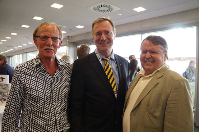 Stadtrat und SKN-Aufsichtsrat Martin Fuhs, SKN-Vorstandsvorsitzender Gottfried Tröstl und NÖFB-Präsident Ludwig Binder.