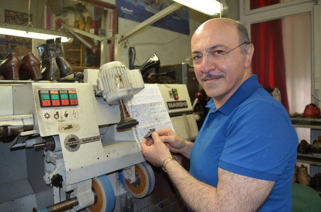 In allen Ecken dieser Schusterei hängen Liedertexte, die Eduard Babadost zwischen den Arbeitsschritten lernt.