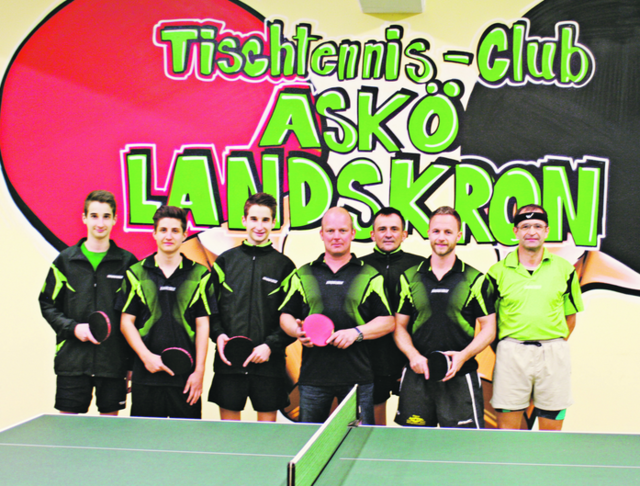 Die Akteure: Die Jungen (links), Obmann Alex Affritsch (hinten) und die Meistertruppe (rechts) | Foto: TTC Landskron