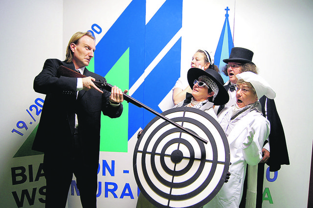 Der Menschenfeind Rappelkopf vertraut niemandem und ist stets misstrauisch - der Alpenkönig will dies ändern. Foto: Theaterrunde Murau