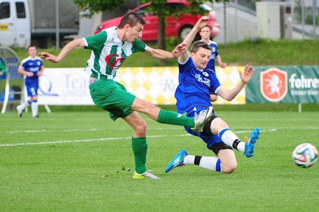 Oliver Kuen (li.) sorgte mit zwei Volltreffern für den Völser Erfolg im Kemater Stadion.