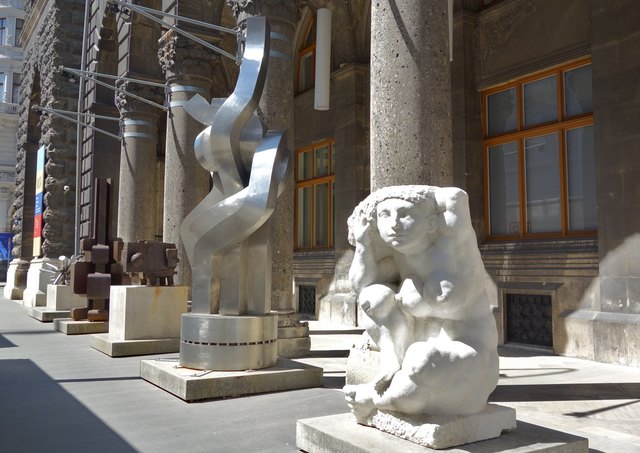 Moderne Kunstwerke vor der Galerie MUSA