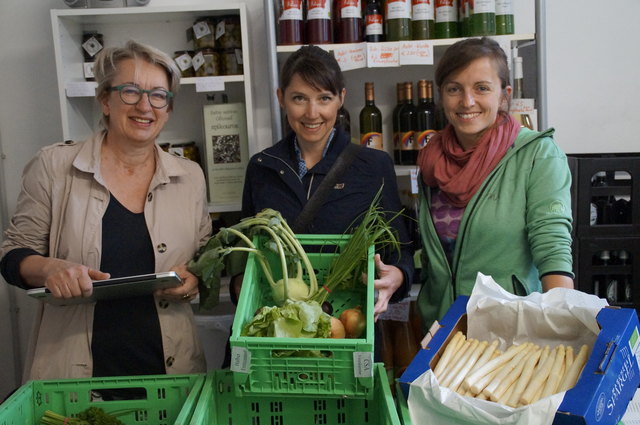 Bezirksvize Barbara Neuroth, Barbara Kultischer und Michaela Hochmut (v.l.n.r.) präsentieren die frischen Lebensmittel.