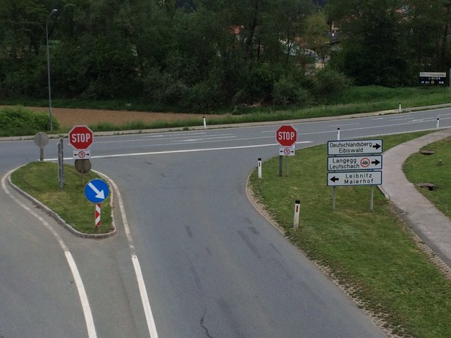 Die Stopptafel bei der Kreuzung B74/L303 in Pistorf, Gemeinde Gleinstätten, sorgt für Unmut. | Foto: KK