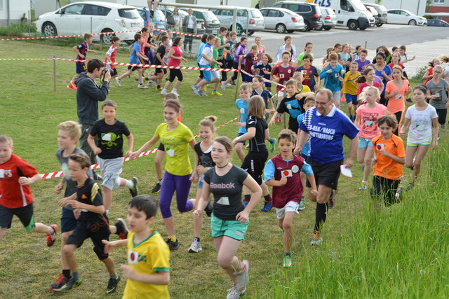 HAK-Direktor Andreas Hackstock  zeigte im Kreise der vielen SchüerInnen seine sportlichen Fähigkeiten.